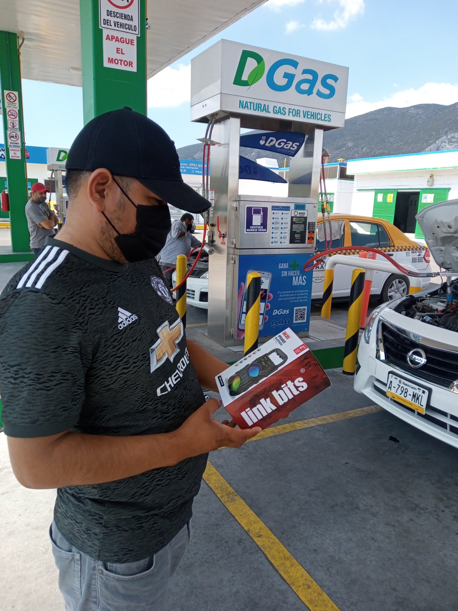 Cliente recibiendo premio DGas+