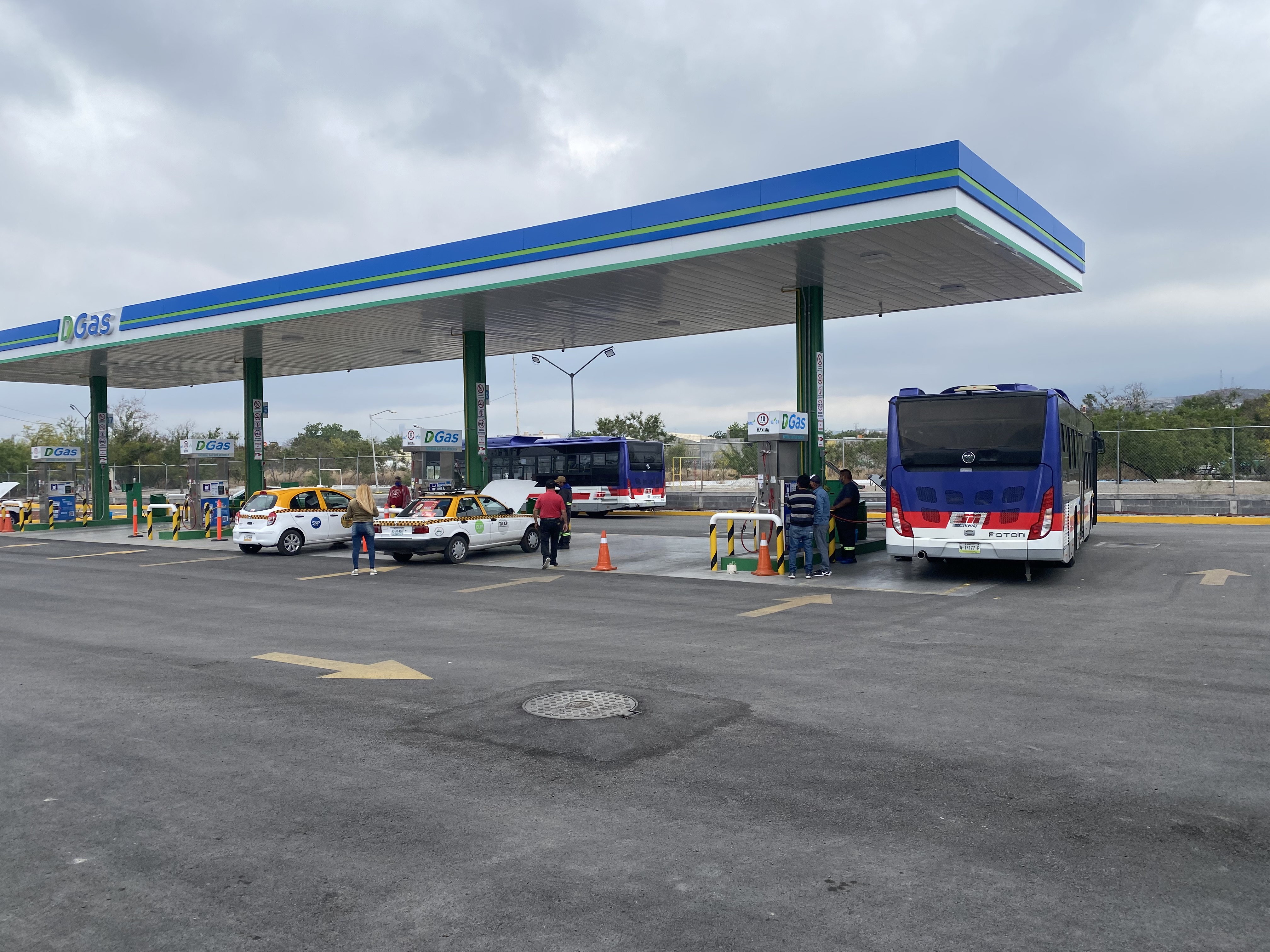 Autobuses urbanos en estación DGas