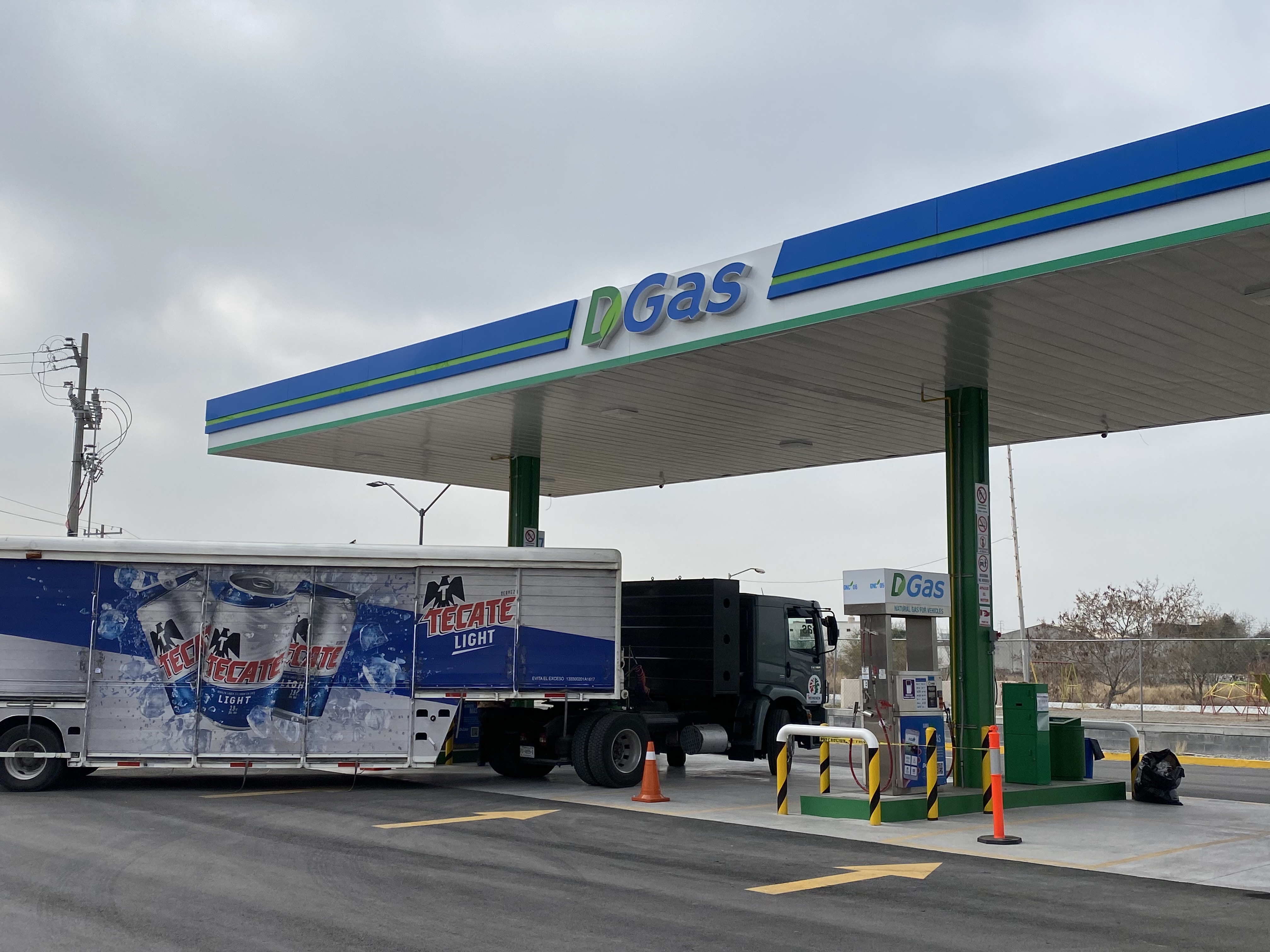 Camión de reparto cargando GNV en DGas