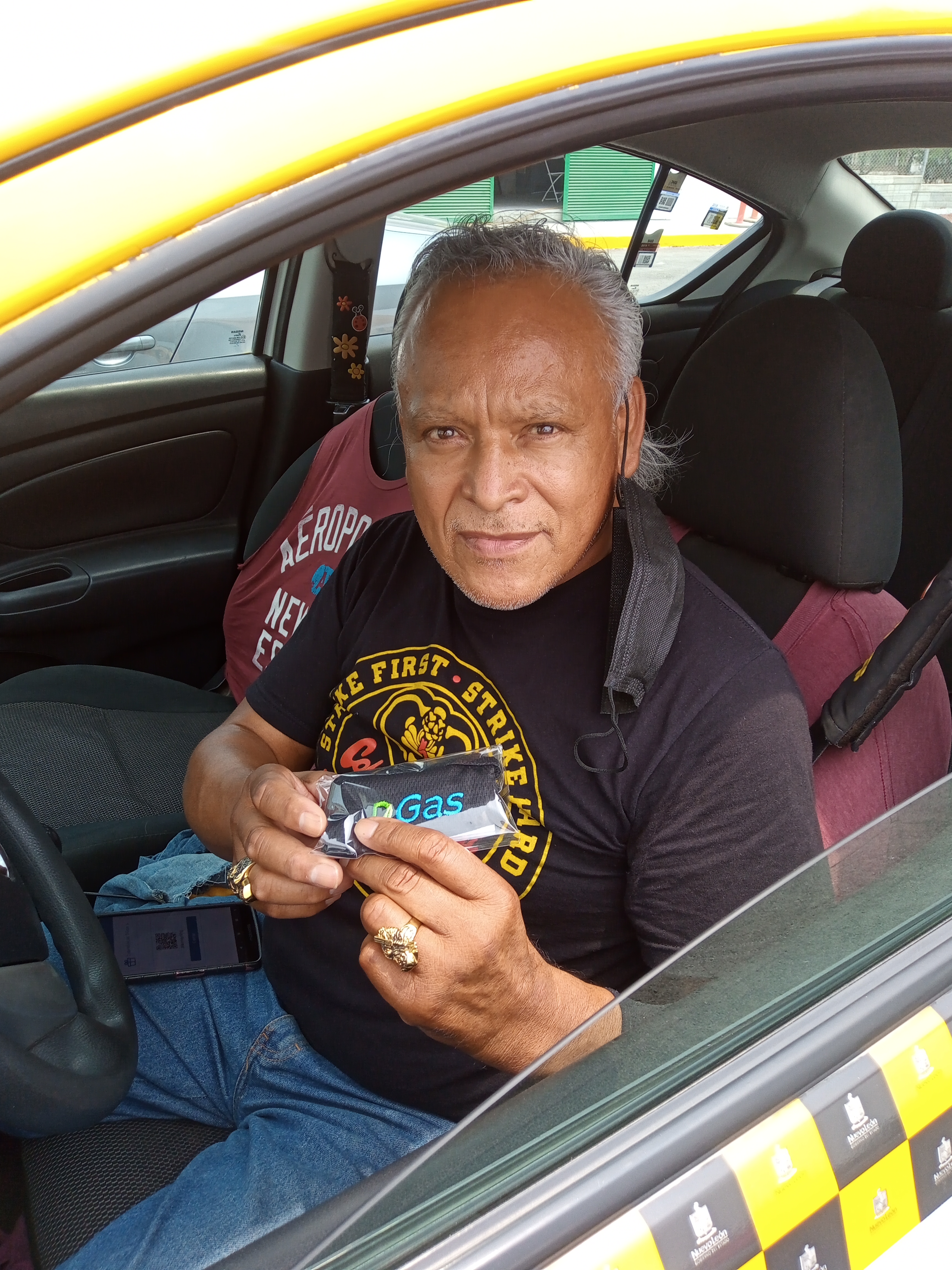 Conductor con tarjeta de lealtad DGas+